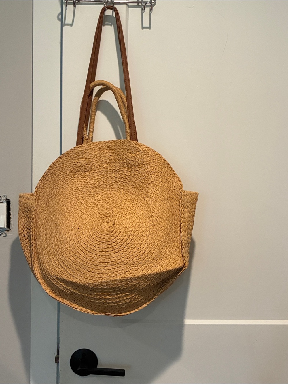 Round Woven Straw Tote Bag - Natural Tan. B30 - Picture 2 of 3